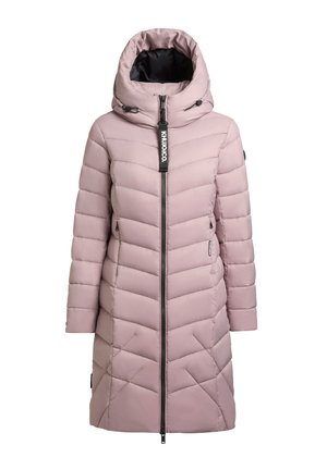Ljusrosa puffjacka med huva, dragkedja och diagonala sömmar. Har sidofickor och ett märkesband längs dragkedjan.