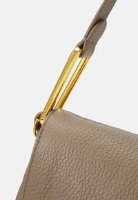 Coccinelle MAGIE SOFT - Borsa a mano - warm taupe