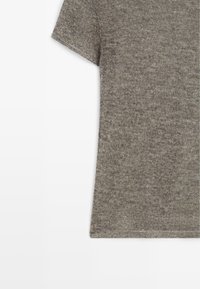 Grijs T-shirt met korte mouwen gemaakt van zacht gebreide stof, met een gladde textuur en een ronde hals, met een strak en eenvoudig ontwerp.