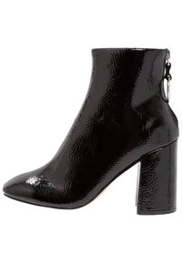 Schwarze Knöchelstiefel aus Lackleder mit glänzender Oberfläche. Verfügt über einen dicken Blockabsatz und einen Reißverschluss an der Seite. Spitzer Zehendesign.