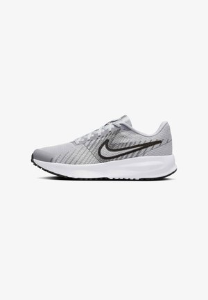 Baskets de sport gris clair avec tige en mesh, logo swoosh noir, design texturé et semelle intermédiaire blanche épaisse avec semelle extérieure en caoutchouc noir.