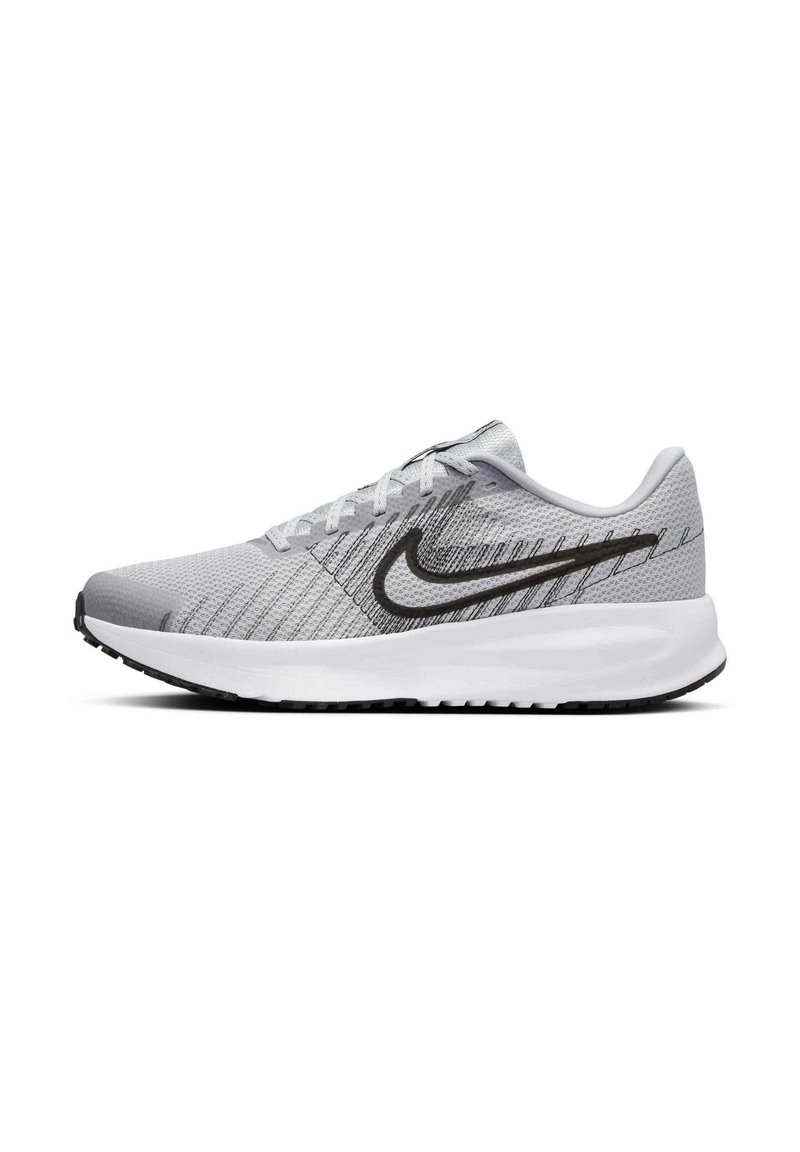 Jasnoszare buty sportowe z siateczkową cholewką, czarnym logo typu swoosh, teksturowanym wzorem oraz grubą białą podeszwą środkową z czarną gumową podeszwą.