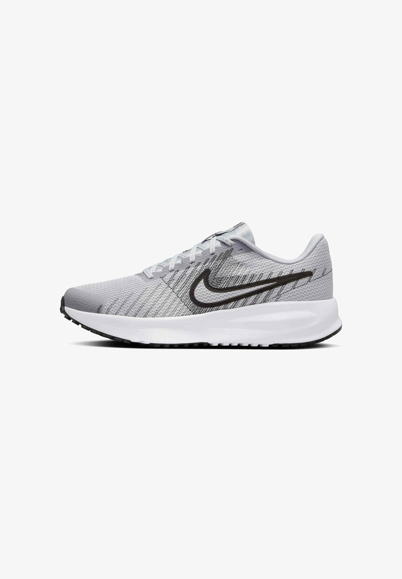 Jasnoszare buty sportowe z siateczkową cholewką, czarnym logo typu swoosh, teksturowanym wzorem oraz grubą białą podeszwą środkową z czarną gumową podeszwą.
