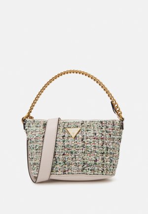 Piccola borsa a mano rettangolare in tweed con manico a catena dorata, tracolla in pelle beige e logo triangolare Guess sul davanti.
