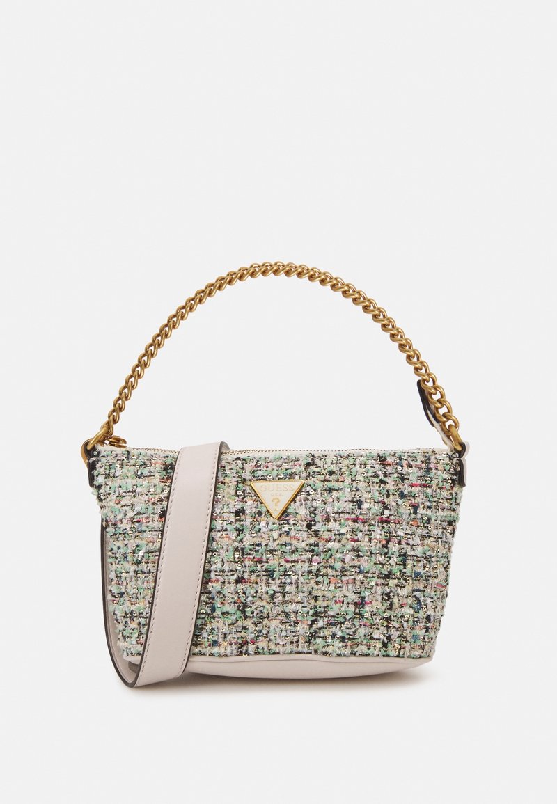 Mała prostokątna torebka z tweedu z złotym łańcuszkiem, beżowym skórzanym paskiem oraz trójkątnym logo Guess z przodu.