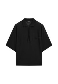 Sort polo-shirt med korte ærmer, krave, frontlomme og struktureret stof. Har knapper og en afslappet pasform.