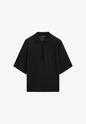 Svart kortärmad pikétröja med krage, en framficka och en strukturerad tyg. Har knappar och en avslappnad passform.