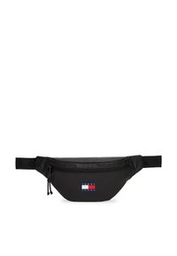 Fekete deréktáska sima felülettel. Elülső cipzáras zsebbel és piros, fehér, kék márkajelzéssel ellátott folttal. Állítható pánt.