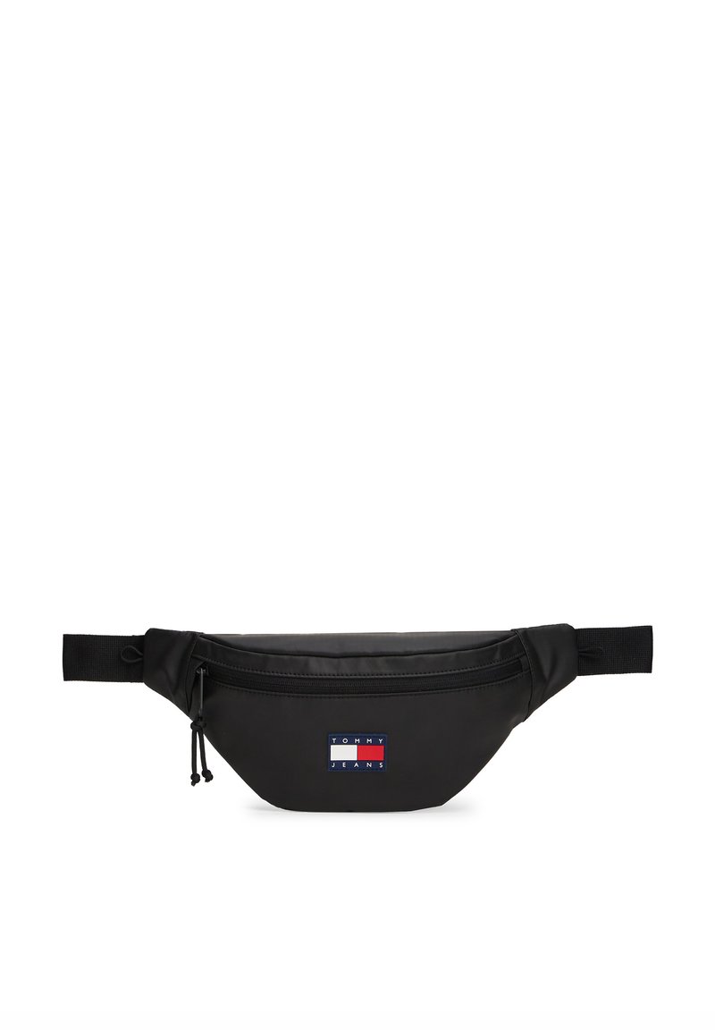 Fekete deréktáska sima felülettel. Elülső cipzáras zsebbel és piros, fehér, kék márkajelzéssel ellátott folttal. Állítható pánt.