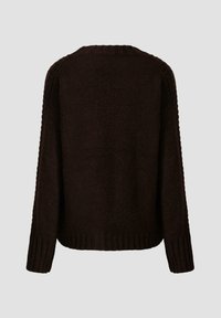 Maglione lavorato a maglia marrone scuro con maniche lunghe e polsini e orlo a coste, mostrato da dietro su uno sfondo chiaro e semplice.
