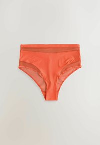 Bikinij gaćice visokog struka u jarkoj koraljnoj boji, s glatkom, elegantnom tkaninom i poluprozirnom mrežastom prekrivkom na bedrima.