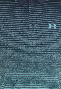 Polo tričko s pruhy v námořnické modré a akvamarínové barvě, se třemi knoflíčky, krátkými rukávy a logem Under Armour. Měkká, texturovaná látka.