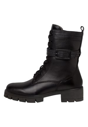 Bottine en cuir noir avec une finition texturée, dotée d'un devant à lacets, de détails en boucle et d'une semelle épaisse et crantée.
