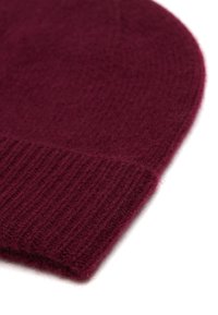 Berretto lavorato a maglia color Burgundy con polsino a costine, texture morbida, parte superiore arrotondata e una leggera peluria, progettato per calore e comfort.