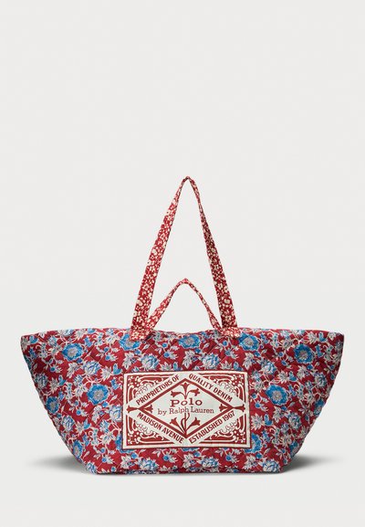 Κ όκκινη κεντημένη τσάντα tote με μπλε και λευκά λουλούδια, δύο λαβές και μεγάλο λογότυπο Polo by Ralph Lauren στο μπροστινό μέρος.