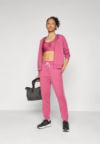 Under Armour RIVAL TRICOT TRACKSUIT SET Chándal fuchsia dusk