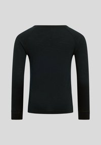 Chemise noire à manches longues avec un col rond, en tissu doux. Présente des coutures plates et des manches ajustées pour une silhouette élégante.
