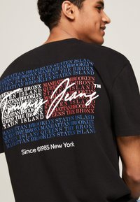 Tommy Jeans FLAG BACK LOGO  - Camiseta estampada - black