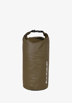Grüner wasserdichter Trockenbeutel mit Rollverschluss und schwarzen Clips. Hat eine glatte Textur und ein weißes Logo auf der Vorderseite.