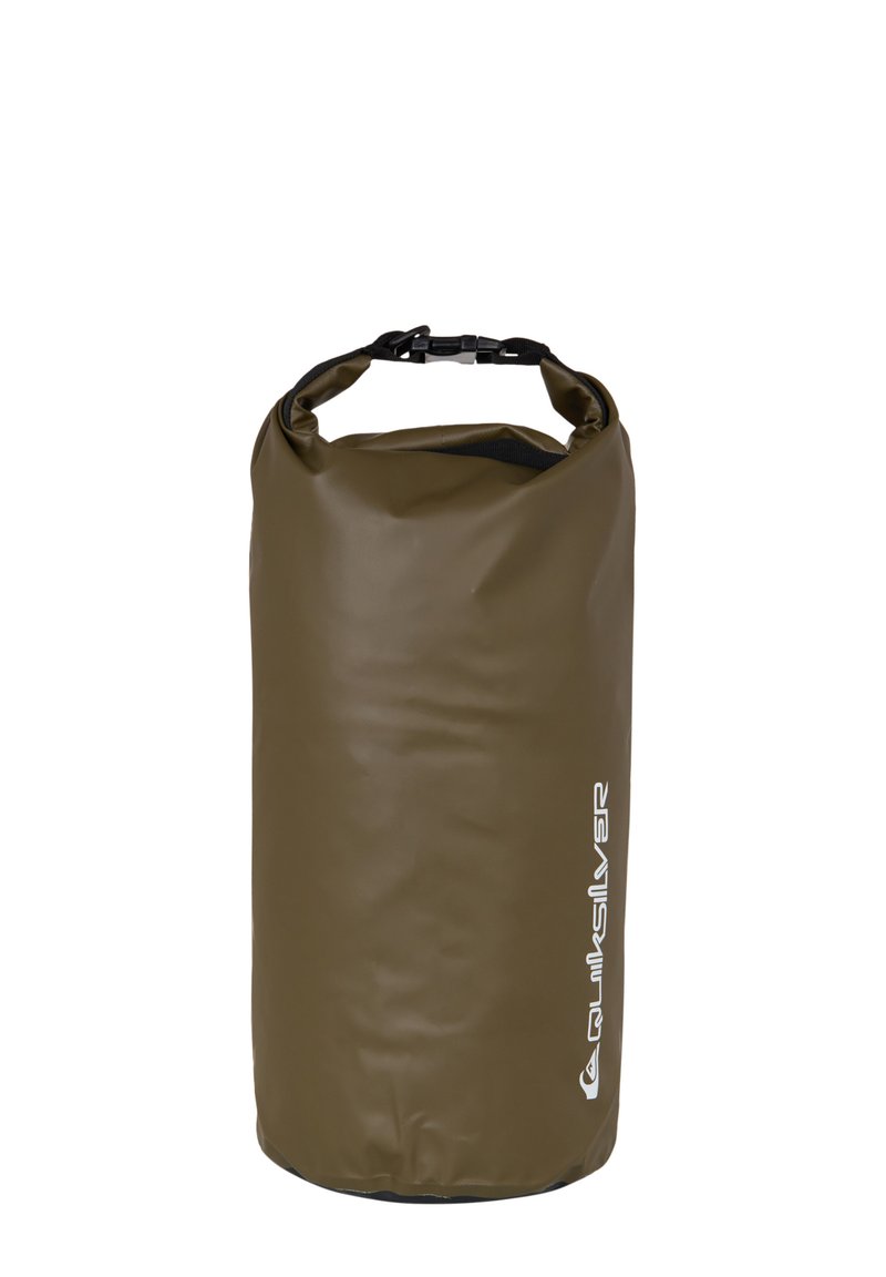 Bolsa seca impermeable de color verde con cierre enrollable y clips negros. Presenta una textura suave y un logo blanco en la parte frontal.