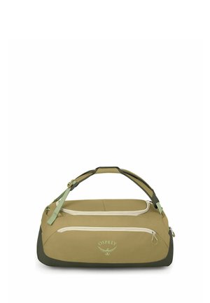 Olivgrüne Osprey Duffel-Tasche mit gepolstertem Griff, vorderer Reißverschlusstasche und hellen Akzenten auf weißem Hintergrund.