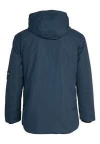 Mørkeblå, vandtæt jakke med hætte, der har en glat tekstur, lange ærmer og et mærke på venstre arm. Vist bagfra.