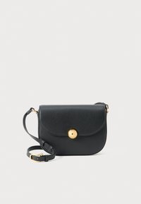Borsa a tracolla in pelle nera con chiusura circolare dorata e tracolla regolabile su sfondo bianco semplice.