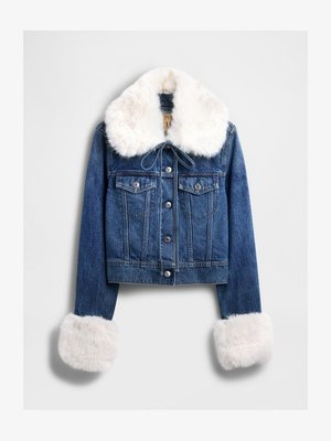 Jaqueta de ganga com um colarinho e punhos de pele falsa brancos, apresentando um design encurtado, fecho com botões e dois bolsos no peito.