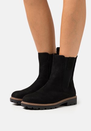 Bottines en daim noir avec une surface texturée, des panneaux élastiques sur les côtés, un simple détail de couture et une semelle en caoutchouc robuste.
