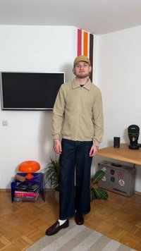 Beige fleece jack met ritssluiting en kraag, donkerblauwe jeans met brede pijpen en bruine loafers. Heeft een patroon op de achtergrond en kleurrijke decoraties.