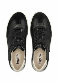 Chaussures en cuir noir avec des accents en daim, bout rond, semelle plate blanche et lacets noirs. L'intérieur présente une doublure beige avec le nom de la marque.