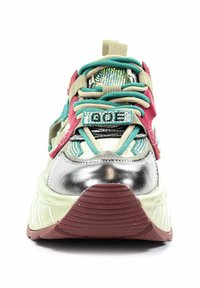 Wielokolorowe sneakersy z metalicznym srebrnym noskiem, tekstylnymi nakładkami w kolorze różowym i teal, strukturalnymi sznurówkami oraz gumową podeszwą z bordowym akcentem.