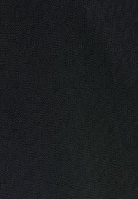 Čierna tkanina s jemnou textúrou, charakterizovaná konzistentným vzorom a hladkým povrchom. Žiadne výrazné akcenty ani hardvérové detaily prítomné.