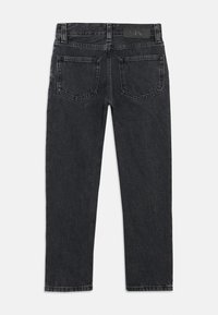 Calças de ganga pretas com um design de perna reta, apresentando um estilo clássico de cinco bolsos e um emblema em pele na cintura.