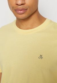 Marc O'Polo SHORT SLEEVE LOGO PRINT - T-Shirt basic - golden fizz