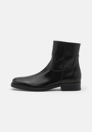 Stiefelette - black