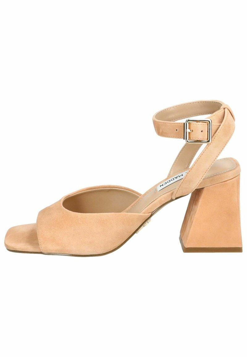 Sandalias de tacón alto de ante nude con punta cuadrada, lados abiertos y un tacón robusto y angular. Incluye una correa para el tobillo ajustable con hebilla.
