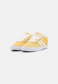 Globe ENCORE 2 - Sapatilhas - pineapple/white