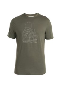 Olivgrön kortärmad t-shirt med ett vitt utomhusmotiv som föreställer berg, träd och ett tält. Mjuk textur, rund hals.