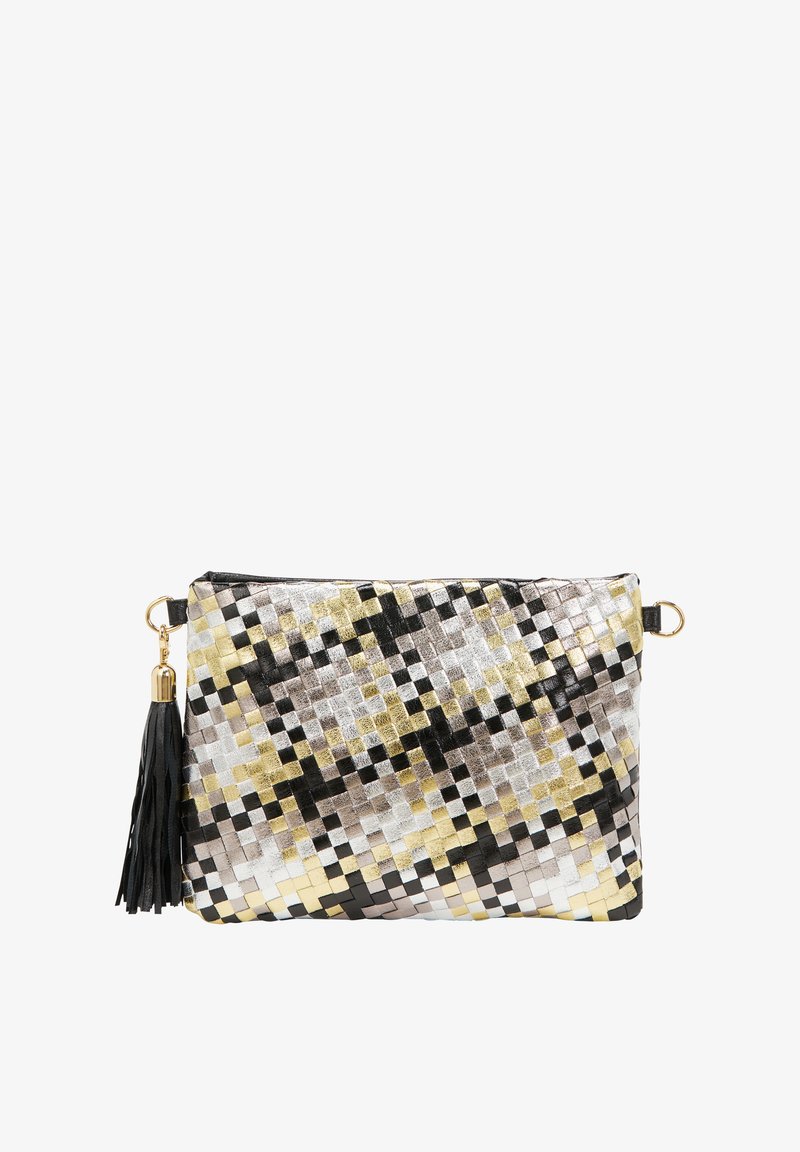 Woven clutch w metalicznych odcieniach srebra, złota i czerni. Ma akcent w postaci frędzla oraz zamek błyskawiczny. Teksturowana powierzchnia z geometrycznym wzorem.