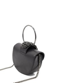 Czarna skórzana torebka z okrągłym uchwytem, dekoracyjnym akcentem w postaci kamienia szlachetnego na górze oraz łańcuszkowym paskiem. Gładka tekstura, półokrągły kształt.