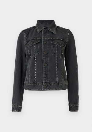 Czarna kurtka dżinsowa z metalowymi nitami wzdłuż szwów, kołnierza, mankietów i kieszeni, z zapięciem na guziki oraz dwoma klapowymi kieszeniami na piersi.