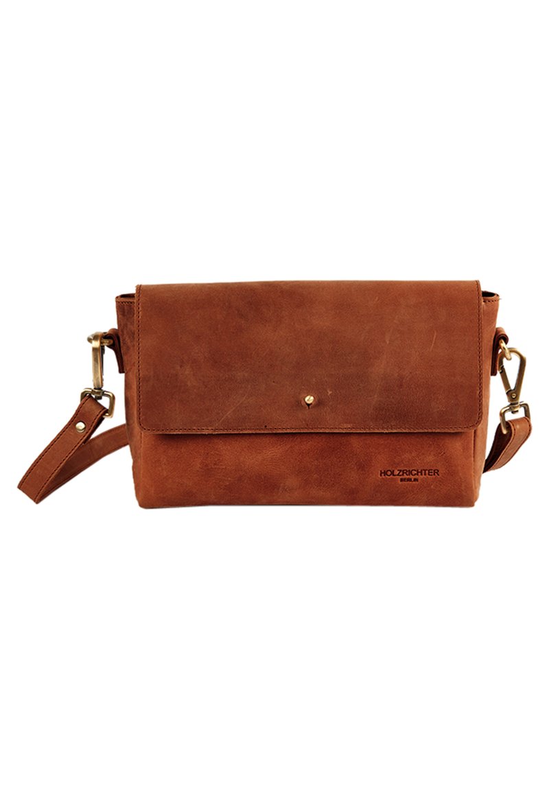 Braune Leder-Crossbody-Tasche mit Klappenverschluss, verstellbarem Tragegurt und goldfarbenen Beschlägen. Enthält dezentes Branding auf der Vorderseite.