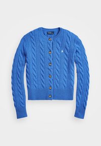 Blauwe kabelgebreide cardigan met ronde hals, houten knopen, geribbelde manchetten en zoom, met een klein wit logo op de linkerborst.