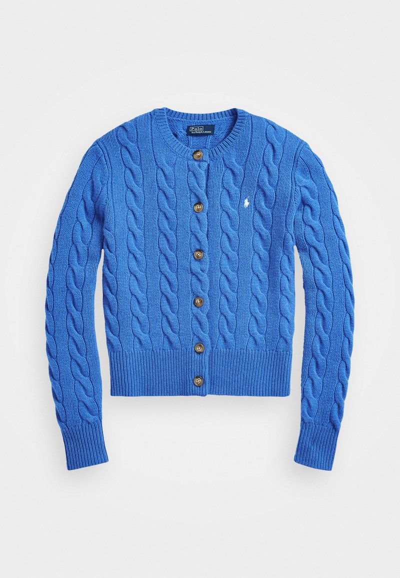 Blauwe kabelgebreide cardigan met ronde hals, houten knopen, geribbelde manchetten en zoom, met een klein wit logo op de linkerborst.