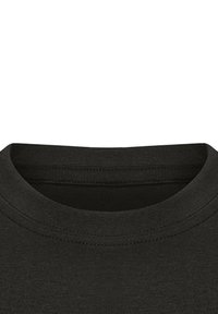 Nahaufnahme eines schwarzen Baumwoll-Rundhalskragens mit sichtbaren Nähten auf einem einfarbigen Hintergrund.