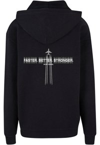 Čierna mikina s kapucňou s grafickou potlačou na zadnej strane, na ktorej je text "RÝCHLEJŠÍ. LEPŠÍ. SILNEJŠÍ." a dizajn lietadla. Vyrobená z jemného materiálu.