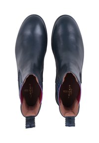 Læder ankelstøvler i mørkeblå med en glat finish. Funktioner elastiske sidepaneler, kontrasterende lilla foring og en tekstureret hælflap.