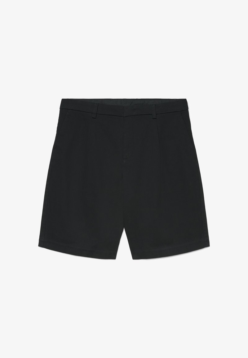 Schwarze, maßgeschneiderte Shorts mit Gürtelschlaufen, Frontverschluss und flachem Bund, flach auf weißem Hintergrund dargestellt.