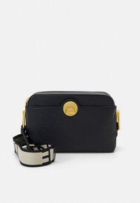 Geantă crossbody din piele neagră, cu închizătoare din metal auriu, formă dreptunghiulară și curea reglabilă cu model.